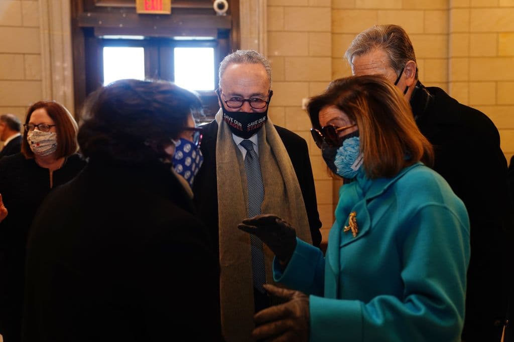 La presidenta de la Cámara de Representantes Nancy Pelosi, (derecha) y el líder demócrata en el Senado, Chuck Schumer (centro).