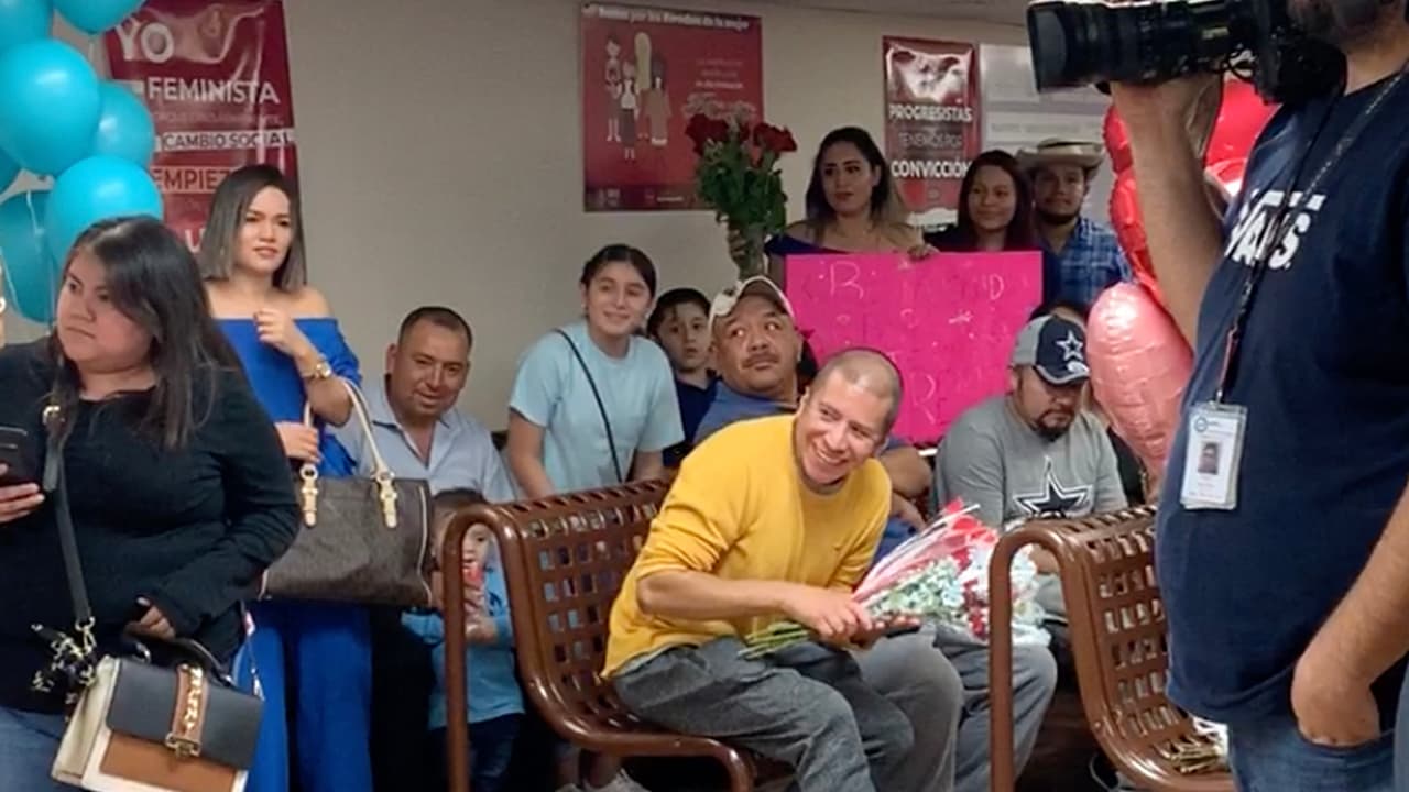 La emoción de ver a sus padres era evidente entre los inmigrantes que llegaron al consulado.