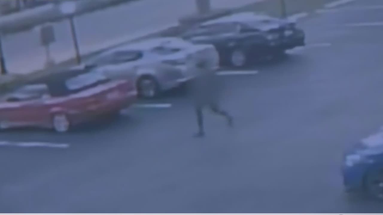 Policía persigue y se enfrenta a disparos con un hombre desnudo en Hallandale Beach