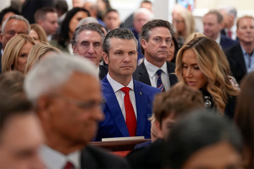 Pete Hegseth, el designado por Trump para dirigir el Pentágono, estaba entre los asistentes a la misa.
