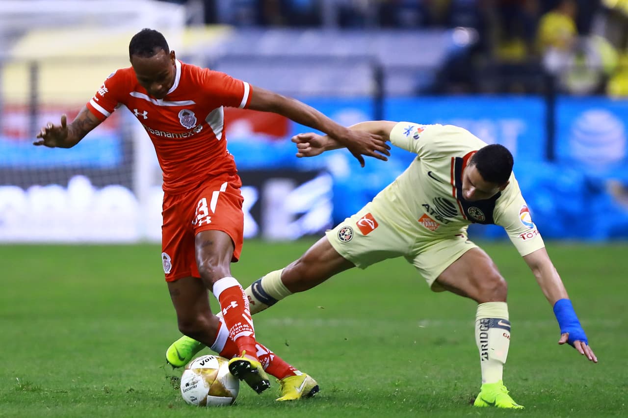 Comenzando el segundo tiempo, el colombiano Luis Quiñones (izquierda) tuvo una muy buena opción para el descuento de los Diablos Rojos.
