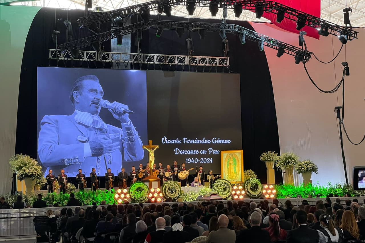 Las honras funebres de Vicente Fernández se llevaron a cabo en su rancho Los tres potrillos, a donde asistieron 116,000 personas, durante los días que se realizó la velación en la arena VFG, según indicaron las autoridades. El lunes sobre el medio día su familia realizó una misa de cuerpo presente, para darle el último adiós al mayor de los Fernández. Su cuerpo reposará en el mausoleo del rancho como era su deseo.