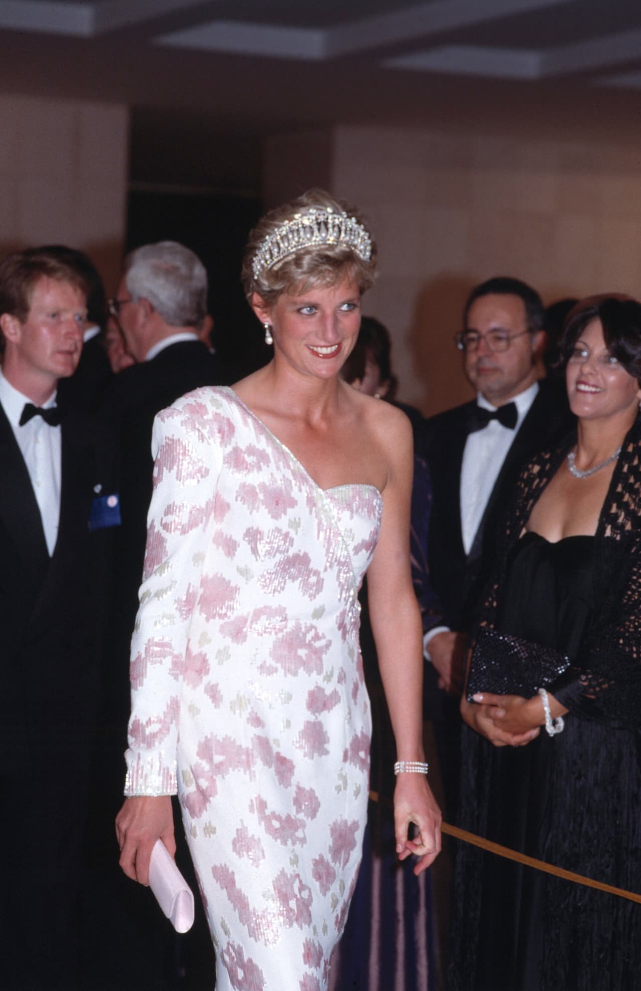 En entrevista con 
<b><a href="http://www.harpersbazaar.com/celebrity/latest/a9922373/diana-cleavage-bags/">The Telegraph</a></b>, Hindmarch reveló por qué a Diana de Gales le gustaban tanto ese tipo de carteras.