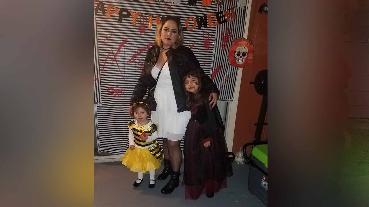 Naty Bombón con sus dos hijos.