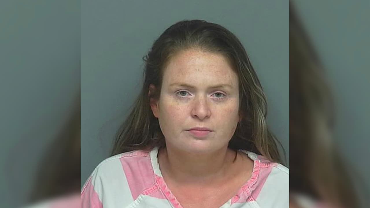 Alicia Elaine Cheney, 35 años. Acusada de lesiones en contra de un miembro de su familia. Vista por última vez en Ravens Bluff Lane, Spring.