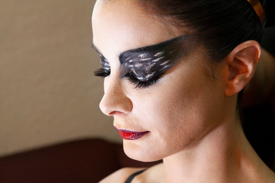 Aunque en principio se había pensado en Wonder Woman, finalmente debieron tomar la decisión de cambiar de personaje; entre maquillista, peinador y un stylist dispuesto a buscar todo lo necesario para el atuendo (un tutú ballet y una corona) se armó el look de Dayanara como Black Swan.