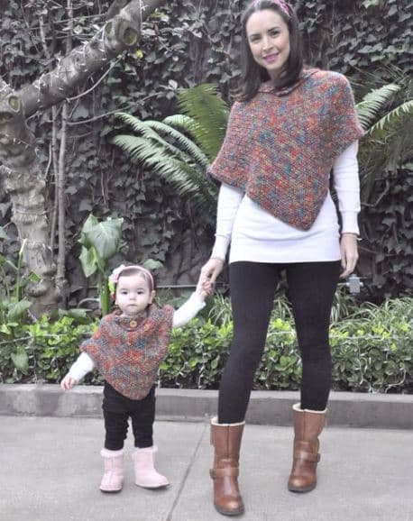 A través de su Instagram Andrea comparte con sus seguidores fotografías del día a día de su familia, incluyendo los atuendos coordinados que escoge para ella, sus hijos y, en ocasiones, su esposo.