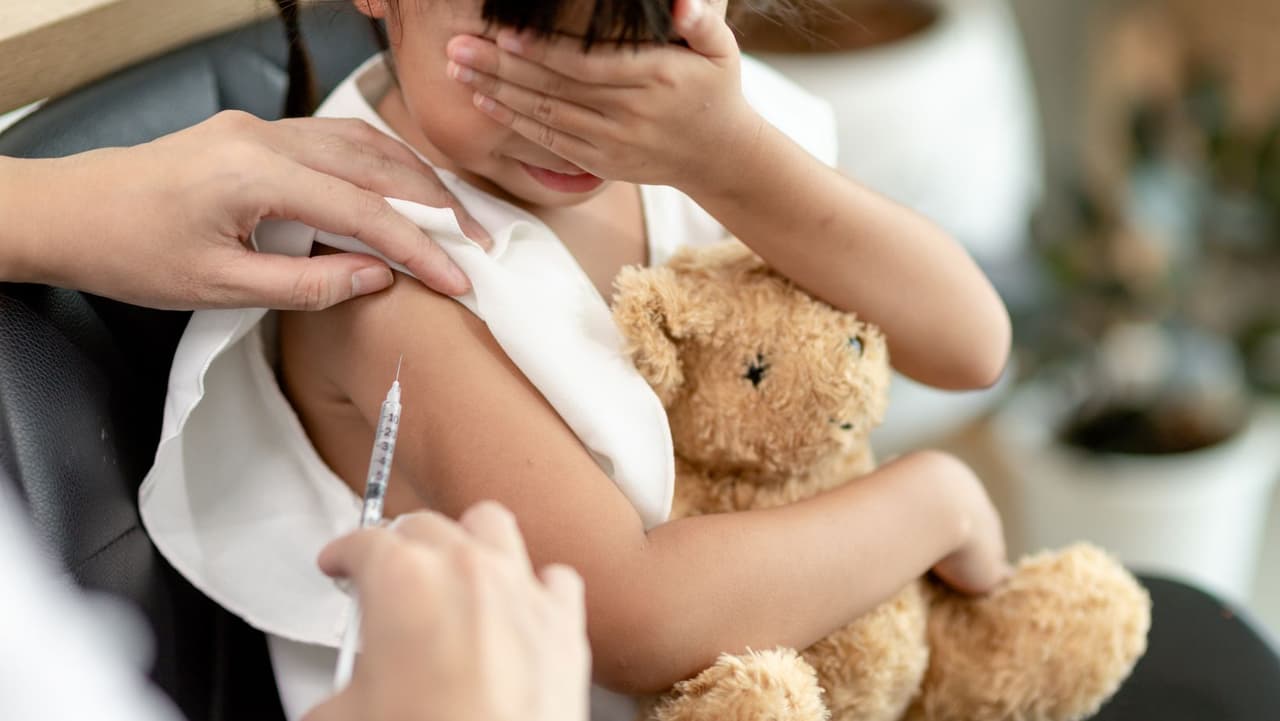 <b>¿Qué documentación se necesita? </b>Las vacunas COVID son gratuitas y no se requiere prueba de seguro. Un padre o tutor debe acompañar a un niño para vacunarse y traer su propia identificación si asiste a una clínica, así como cualquier documentación que normalmente proporcionaría para las vacunas de sus hijos, según el Departamento de Salud de Pensilvania.
<br>