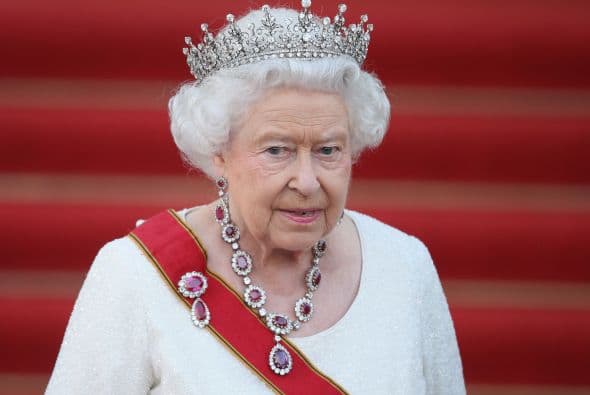 En Londres, una flotilla de barcos, encabezada por la barcaza de remos real "Gloriana", navegó en procesión a través del río Támesis y el Puente de la Torre se elevó a su paso como señal de respeto.