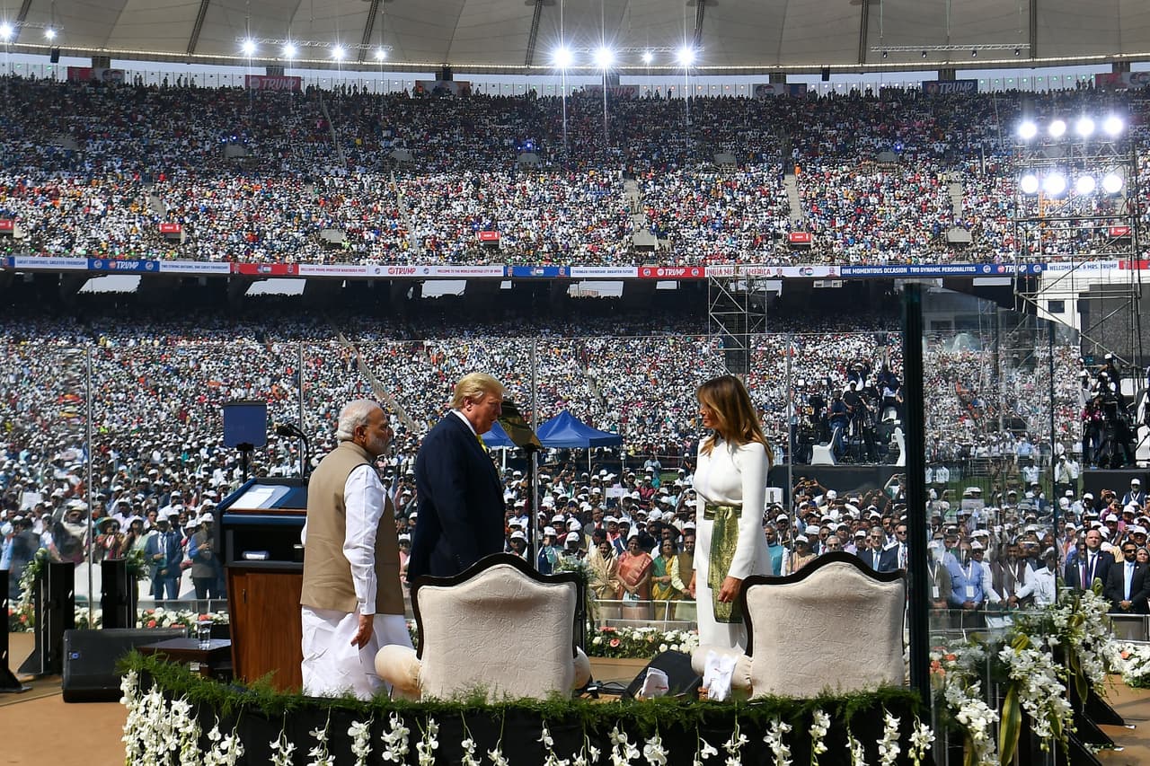 Donald Trump y la primera dama, Melania Trump, acompañados del premier indio Narendra Modi, en el estadio de críquet Sardar Patel Stadium en Motera, las afueras de Ahmedabad.
