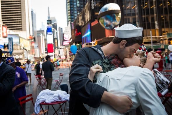 El veterano Sydnor Thompson, de 90 años, besa a su esposa, Harriette Thompson, de 91 años, en un acto conmemorativo en Times Square para celebrar el aniversario del fin de la Segunda Guerra Mundial tras una ceremonia especial. El famoso beso ocurrió el 14 de agosto de 1945.