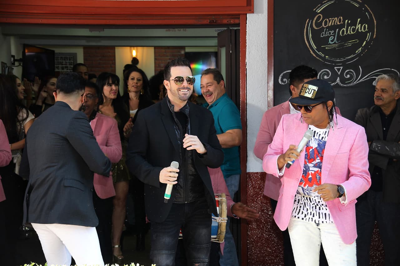 Y también ha engalanado las telenovelas con su voz en varios de sus temas como 'Estrella mía' (para 'Niña De Mi Corazón'), 'Mi respiración' (para 'Esperanza de mi corazón'), 'Como soy' (para 'Corona de lágrimas') y 'Te tuve y te perdí' (para 'La malquerida').