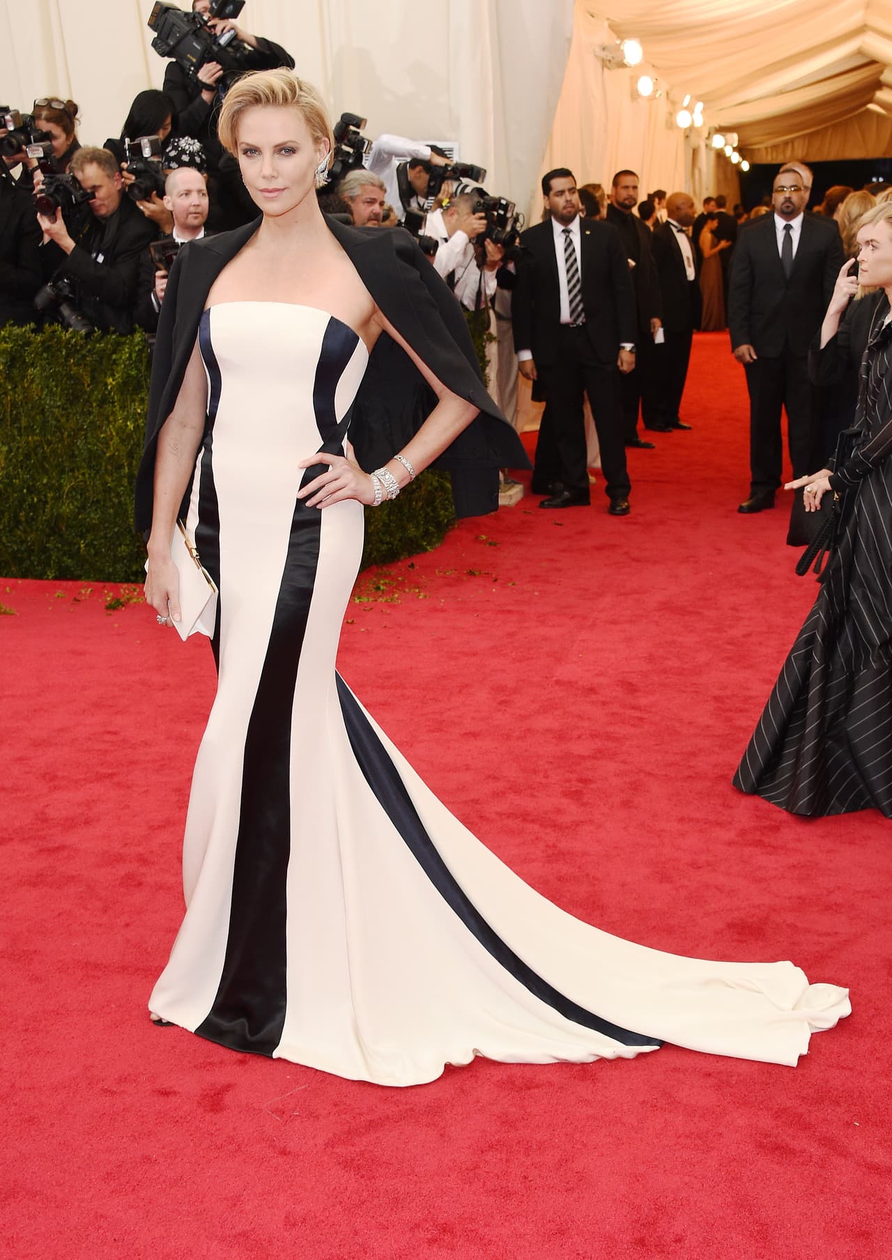 Charlize derrocha elegancia y seguro levanta muchos suspiros en cada alfombra roja que pisa.