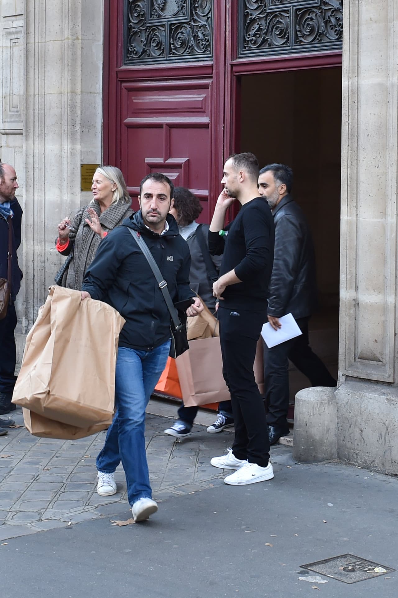 Al parecer Kim salió tan rápido del lugar que dejó algunas pertenencias.