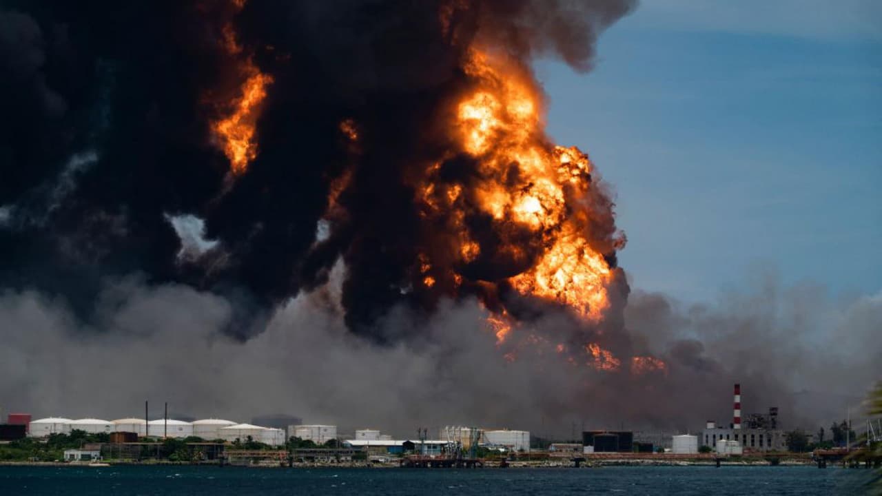 <b>En video:</b> Tres tanques de combustible se incendiaron por la descarga de un rayo contra uno de ellos, ubicado en un depósito de petróleo en Matanzas, Cuba. Este incendio ha sido uno de los desastres más grandes que ha sufrido la isla.