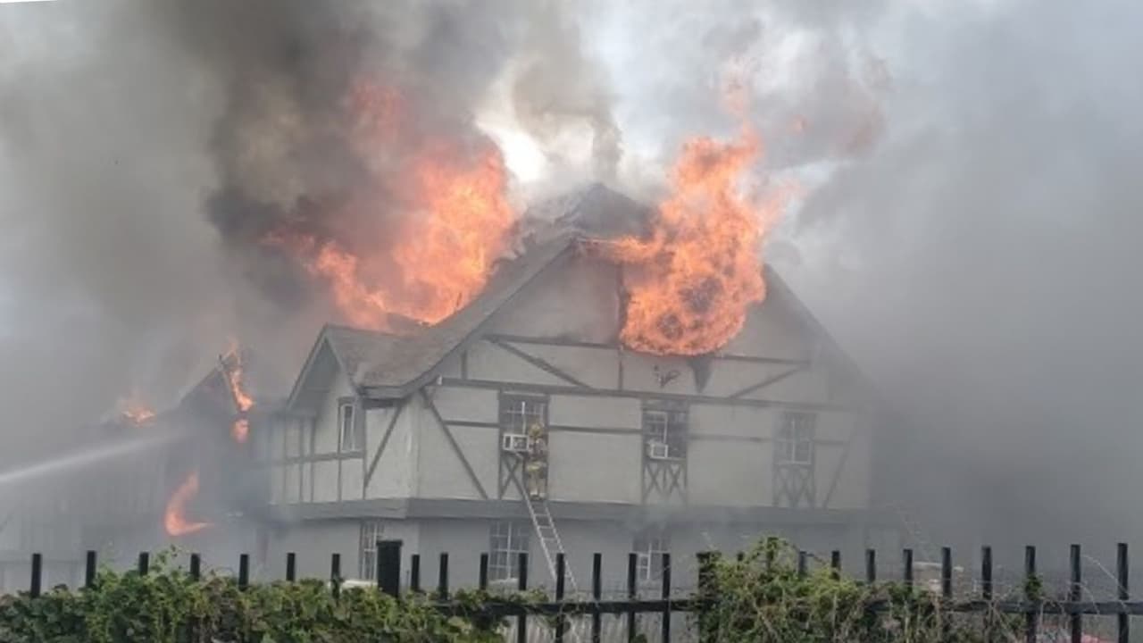 Bomberos combaten un incendio en la ciudad de Dallas en Texas.