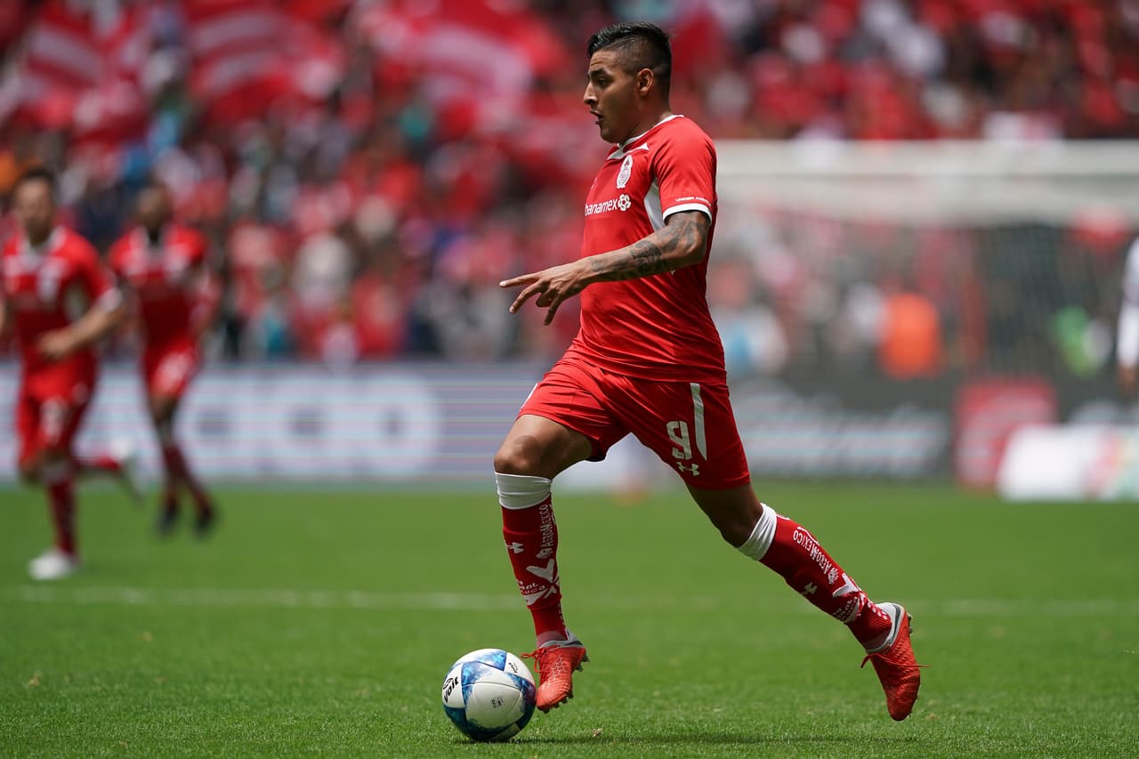 Un hombre de la confianza de José Saturnino Cardozo, Alexis Vega, quien debutó bajo su mando en Toluca, es otro de los jugadores que inetersa a Chivas. El delantero capitalino podría ser Rojiblanco.