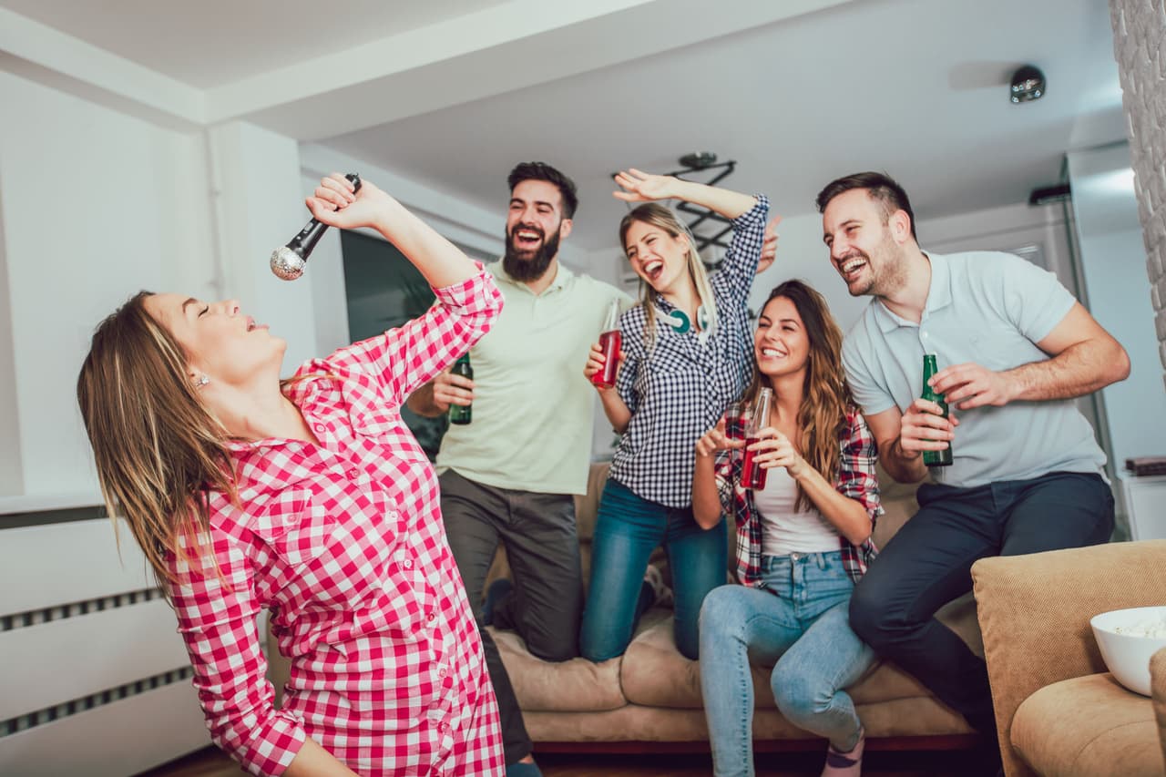 <b>No invites más gente de la cuenta.</b> Si tu casa no es lo suficientemente grande para recibir a todos tus invitados, reduce la lista, ya que de nada servirá tener casa llena, pero pocas sillas o espacios para sentarse y convivir.