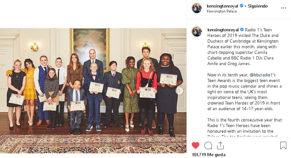 Cabello (de amarillo en la foto) estuvo en la recepción que el príncipe y su esposa ofrecieron a los jóvenes que fueron seleccionados "por su trabajo inspirador y su dedicación a ayudar a los demás", se explicó en la información compartida este martes.