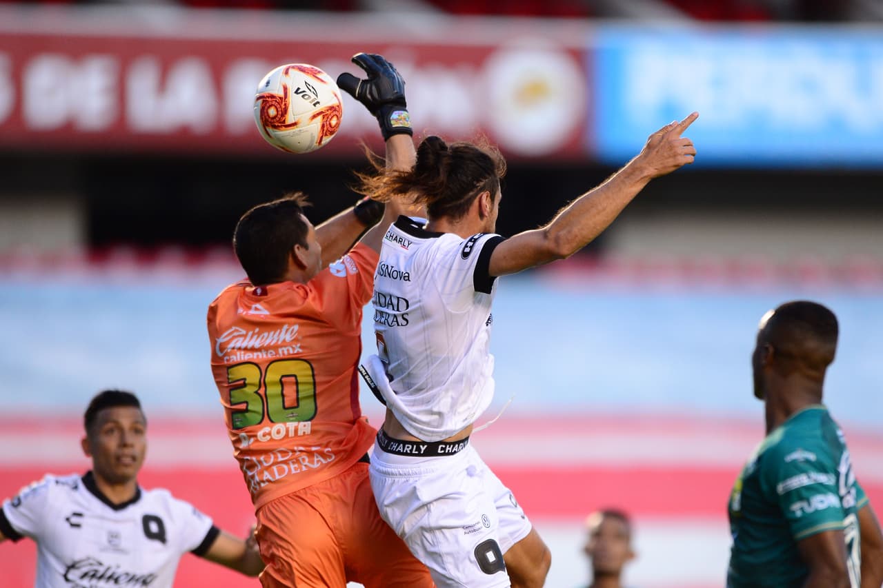 Querétaro no deja de insistir, pero la defensa del León está haciendo un extraordinario trabajo.