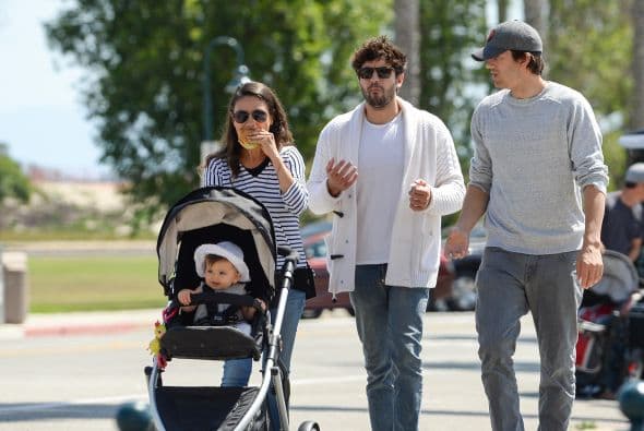 Se la vive entre risas y diversión mientras la pasean.