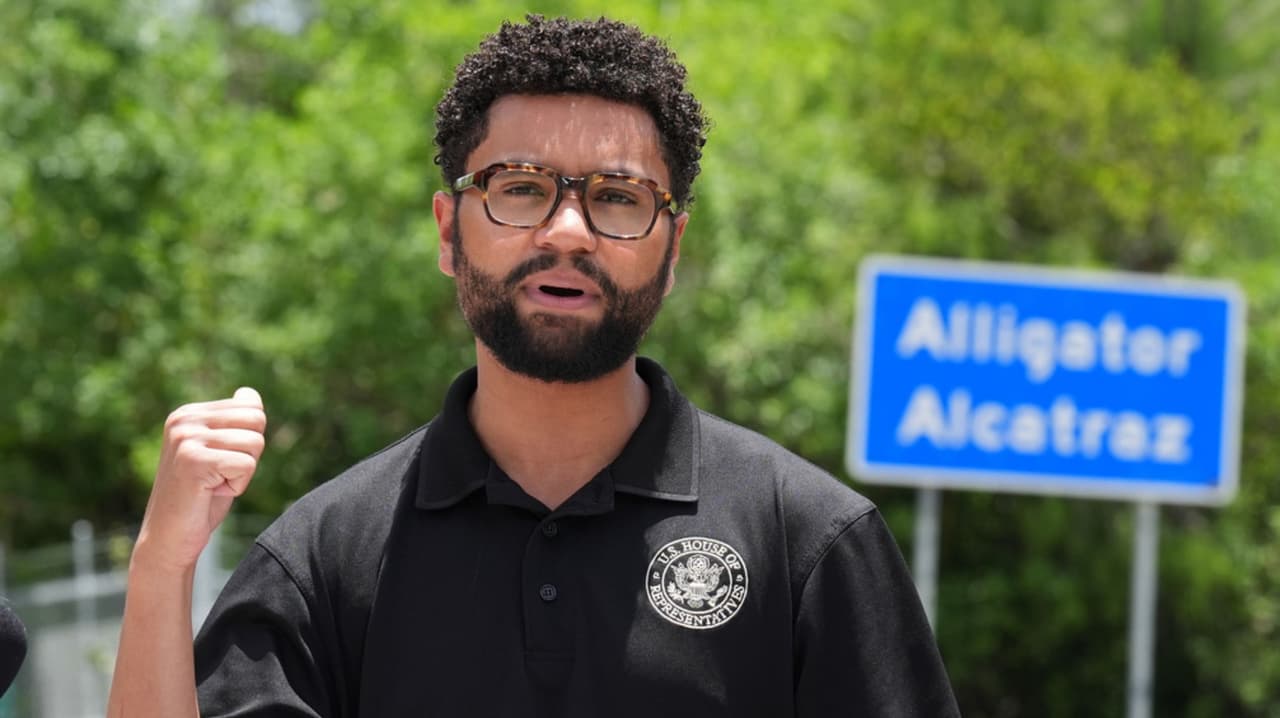 Maxwell Frost asegura que Alligator Alcatraz reduciría operaciones y cerraría