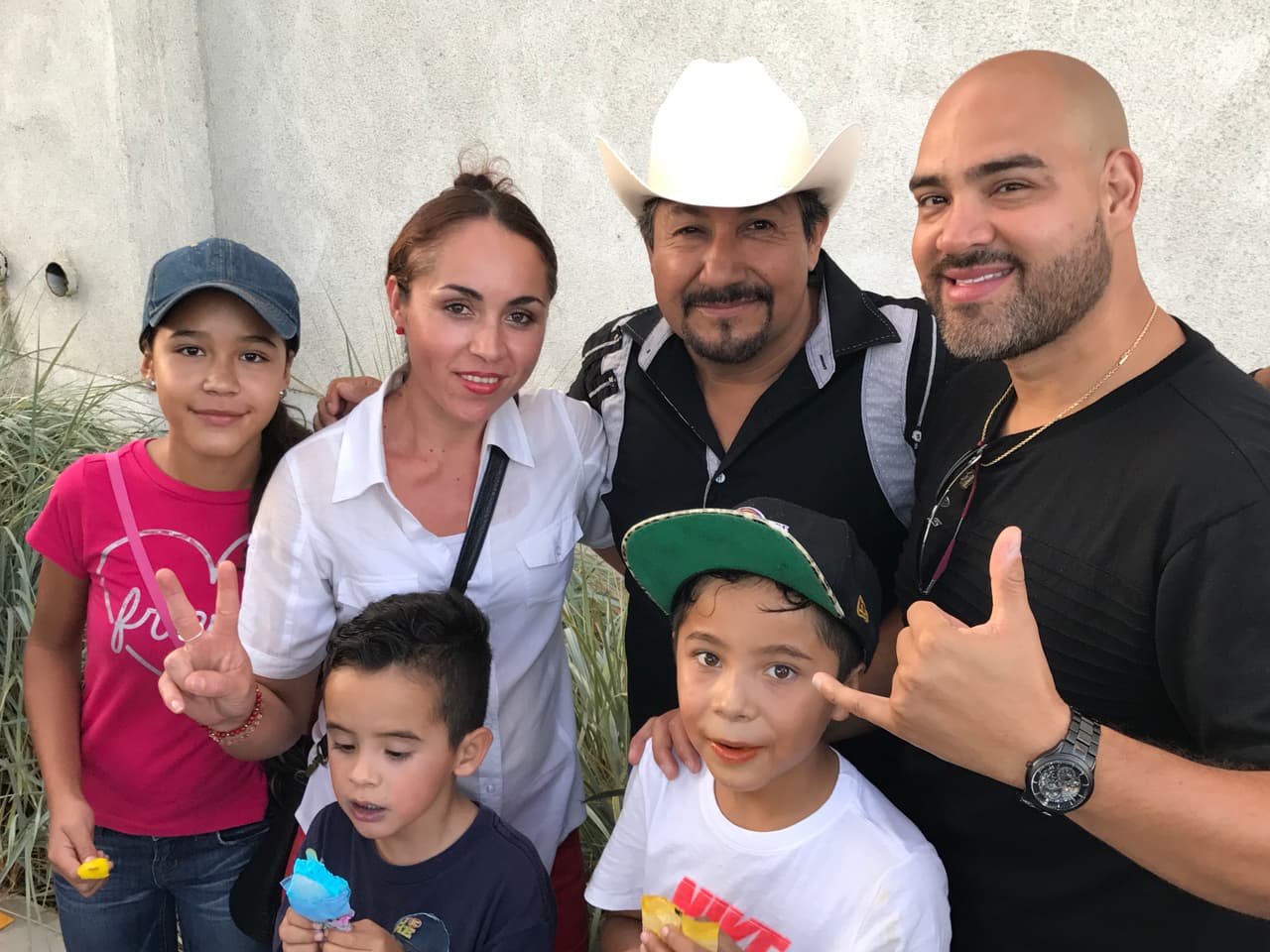 El Bueno, La Mala y El Feo llenaron las calles de seguidores de Christian Nodal para su primer encuentro con sus fans en la ciudad de Los Ángeles.