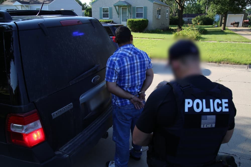 <b>AÑO FISCAL 2013</b>: ICE arrestó a 17,600 inmigrantes indocumentados. El 73 por ciento de estos (12,851) tenía antecedentes criminales, según la agencia.