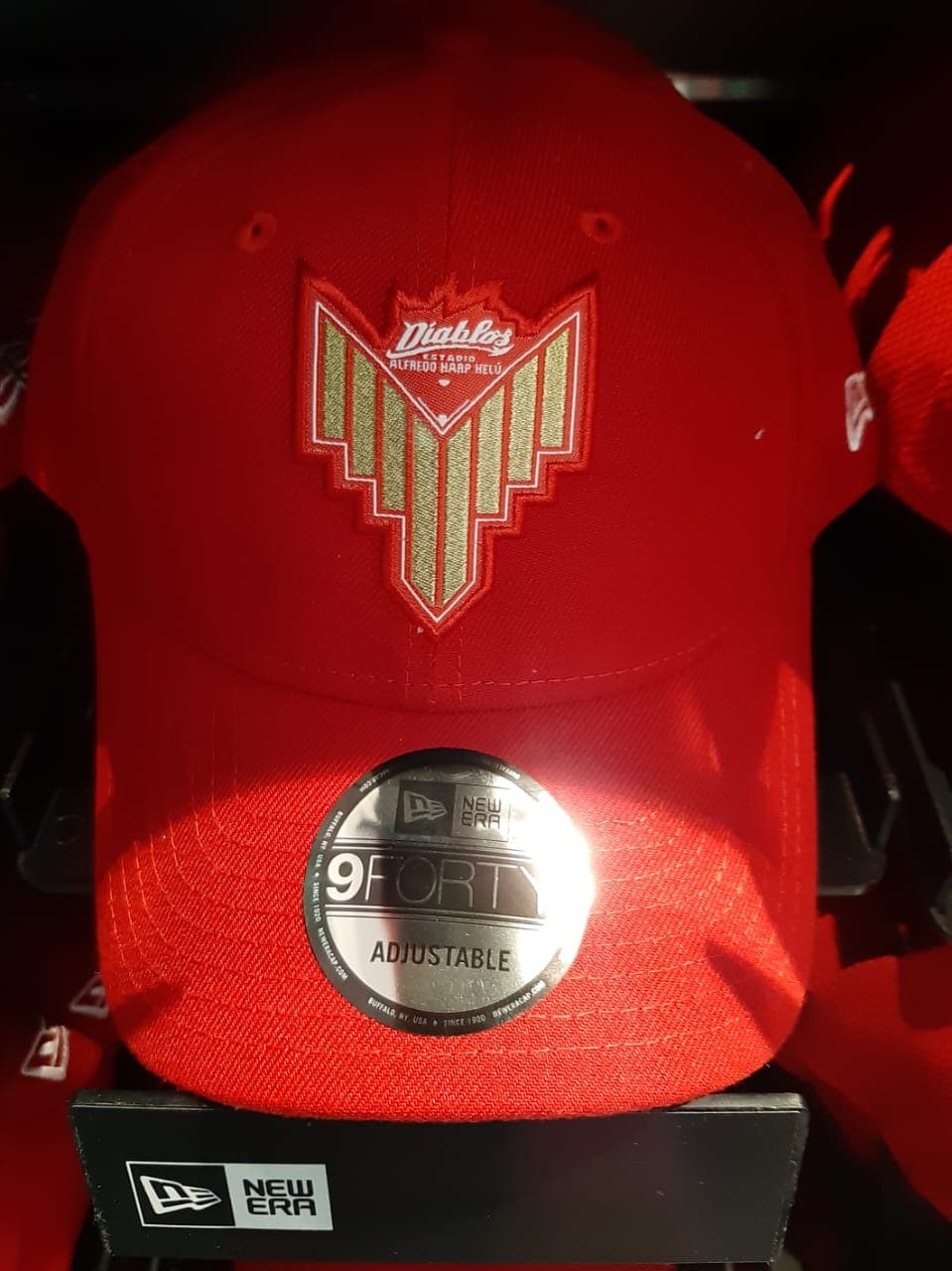 Artículos a la venta en la tienda del Estadio Alfredo Harp Helú, nueva casa de los Diablos Rojos del México que es inaugurada este sábado.
