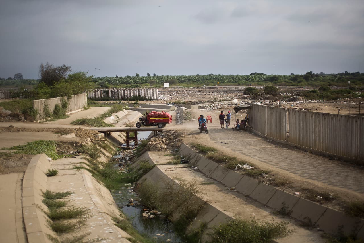 Las nuevas normativas impuestas por países como Ecuador y Perú que restringen el libre transito de migrantes venezolanos, lleva a que estos migrantes deban pasar por puntos fronterizos no oficiales como el del Aguasverdes, entre Ecuador y Perú, que ya utilizaron las mafias de traficantes de personas en otras ocasiones, como en el éxodo de haitiano hace años.