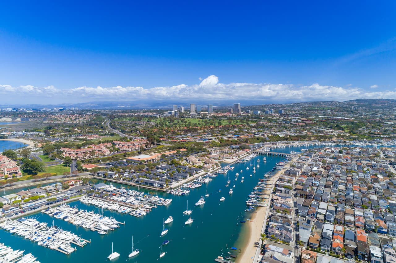 <h2 class="cms-H2-H2"><b>8. Condado de Orange</b></h2>
<br>Índice de felicidad: 7.23
<br>
<br>El condado de Orange se creó en 1889 a partir de Los Ángeles. La población del condado es de 3.186.989 habitantes. La sede del condado es Santa Ana.