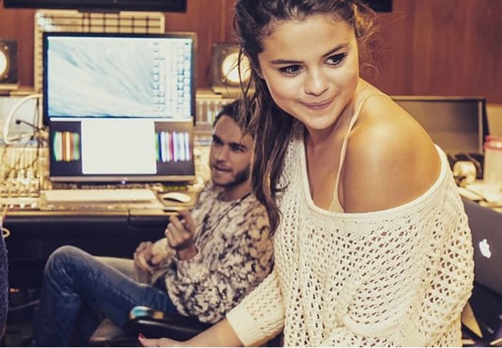 Aunque se dijo que Selena estaba súper enamorada, en abril de 2015 este par decidió separarse...