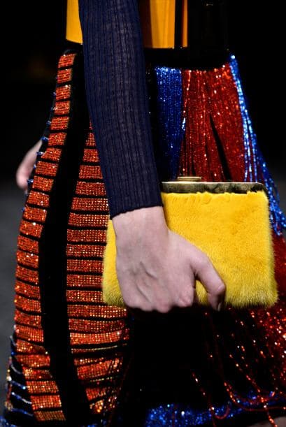 Aunque podrías llevar uno en un día normal, para darle un toque de color y distinción a un atuendo sencillo y formal.