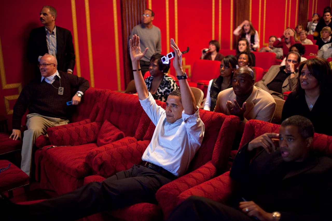 <b>El cine</b>. En la foto de 2009, el presidente Barack Obama mira el Super Bowl junto a su familia y otros invitados en la sala de cine de la Casa Blanca, ubicada en el Ala Este de la construcción.