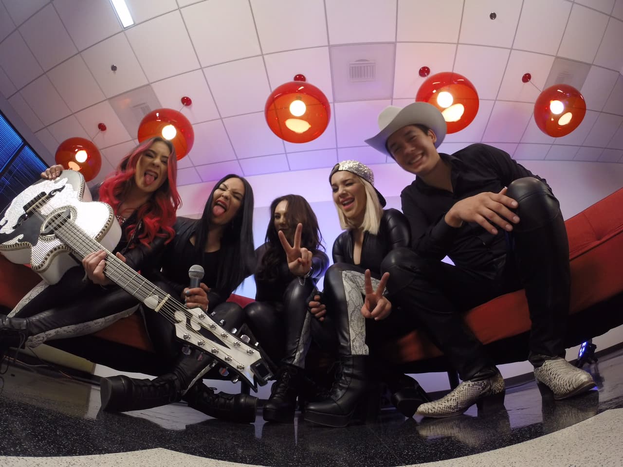 Los artistas y agrupaciones se tomaron estas divertidas fotos.