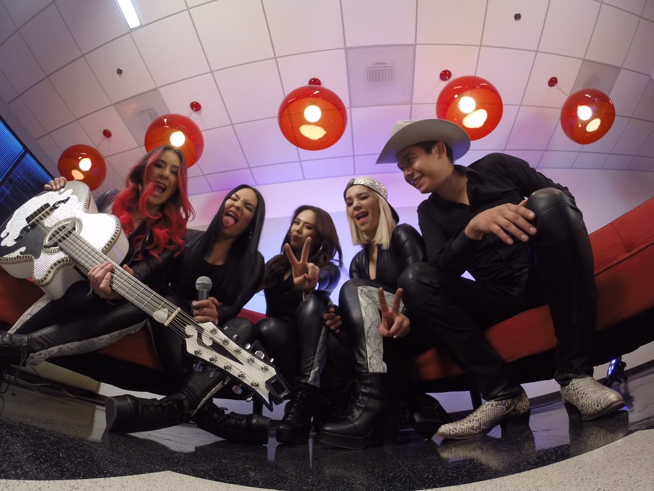 Los artistas y agrupaciones se tomaron estas divertidas fotos.