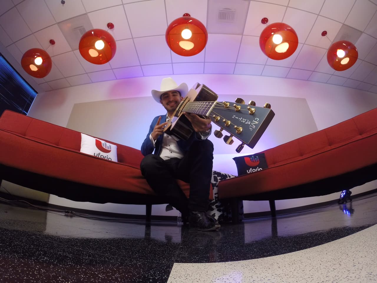 Los artistas y agrupaciones se tomaron estas divertidas fotos.