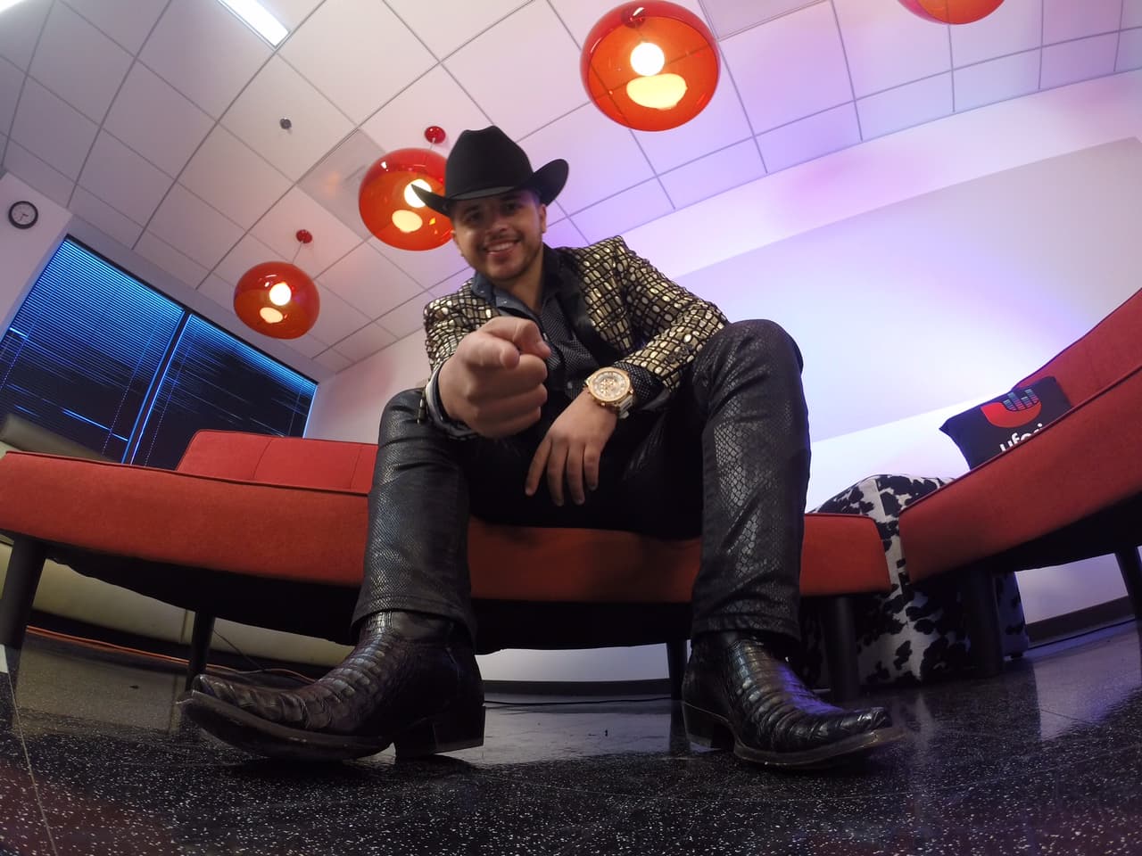 Los artistas y agrupaciones se tomaron estas divertidas fotos.