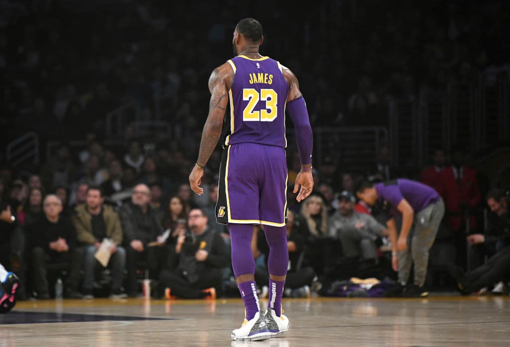 Todavía le queda algo de cuarda a la campaña pero es innegable que las posibilidades de LA para ir a la postemporada están a la baja, aunque eso no ensombrece la noche histórica en que James rebasó a Jordan.