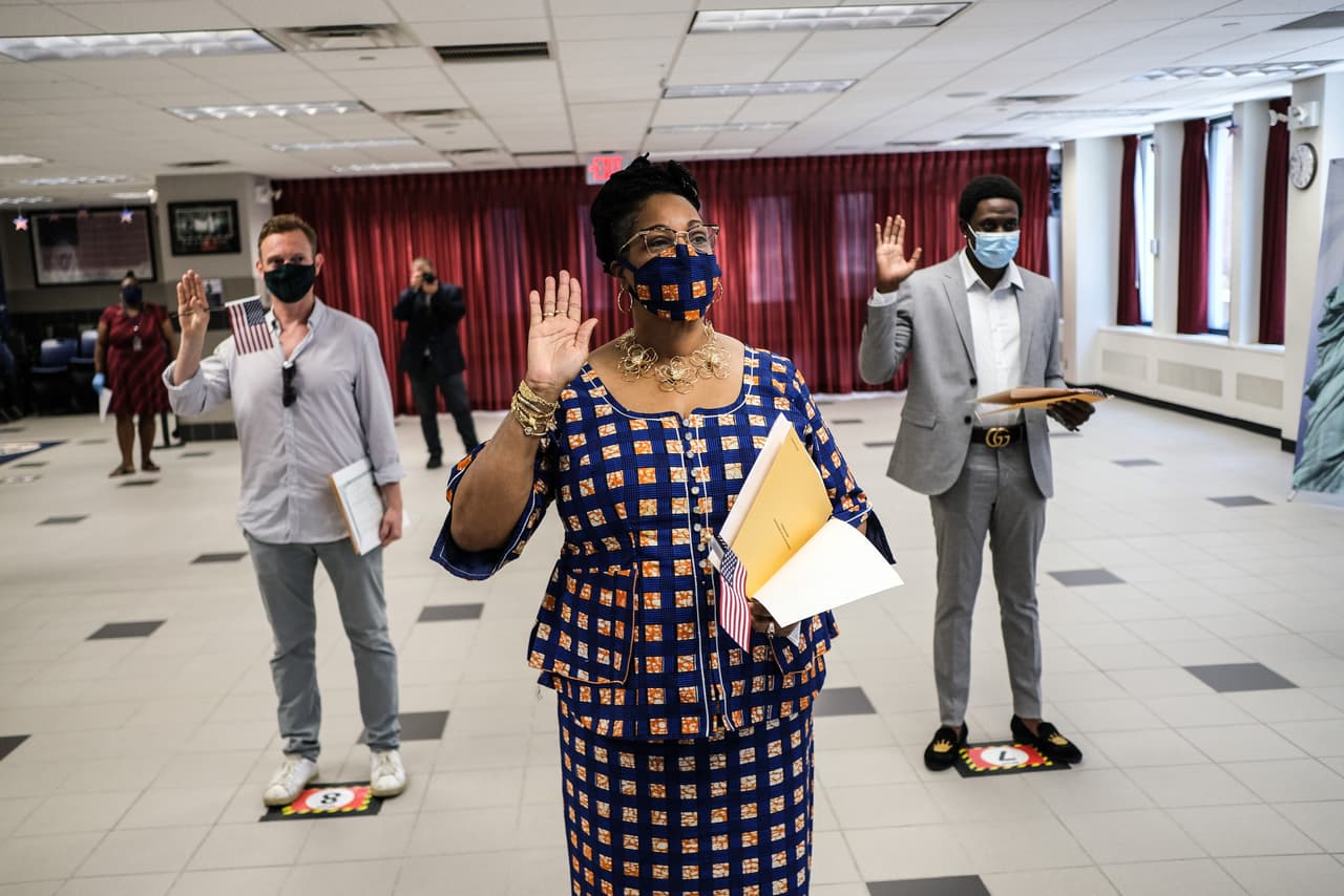 <b>Nueva York.</b> Este es el cuarto estado con mayor número de hispanos, 
<a href="http://cervantesobservatorio.fas.harvard.edu/sites/default/files/mapa_hispano_2017sp.pdf#:~:text=Los%20hispanos%20son%20el%20grupo,9%20de%20la%20poblaci%C3%B3n%20general.&text=Los%20cinco%20estados%20con%20la,(2%2C2%20millones)."><u>después de California, Texas y Florida</u></a> y a mediados de abril llegó a tener más de 11,000 nuevos casos en un solo dia, pero en los últimos días se ha mantenido con 
<a href="https://covid19tracker.health.ny.gov/views/NYS-COVID19-Tracker/NYSDOHCOVID-19Tracker-Map?%3Aembed=yes&%3Atoolbar=no&%3Atabs=n"><u>alrededor de 500 casos nuevos diarios</u></a>. 
<br>
<br>EEUU todavía está "hasta las rodillas" en su primera ola de infecciones, dijo el lunes Anthony Fauci, el principal experto en enfermedades infecciosas del país.
<br>
<br>En la imagen, varias personas asisten a la ceremonia de naturalización en una oficina de inmigración en la ciudad de Nueva York, el 2 de julio.