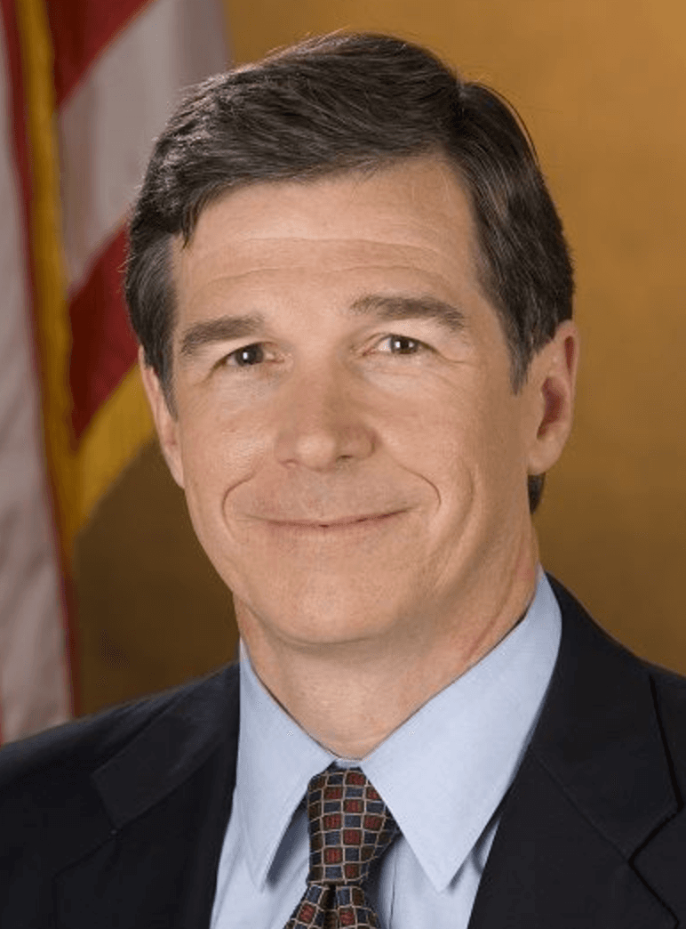 El demócrata Roy Cooper.