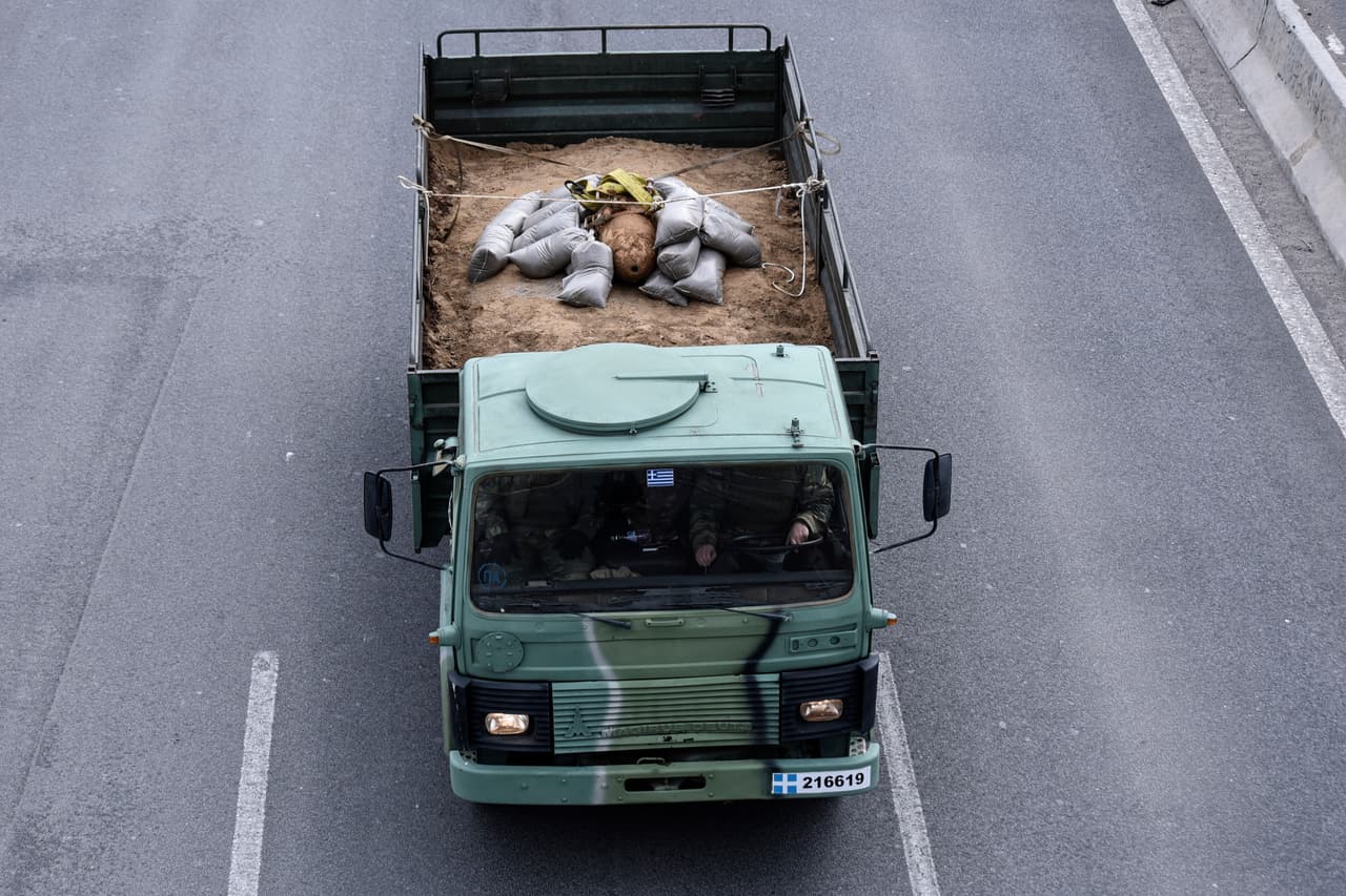 <b>La bomba habría sido lanzada por las fuerzas de aviación británicas en 1943, en un ataque al puerto de Salónica, sobre el golfo de Tesalónica en las costas del Mar Egeo.</b> De haber explotado habría provocado centenares de muertos, según informaron agencias. En la imagen se ve el artefacto explosivo cuando fue trasladado por un camión militar fuera de la ciudad.