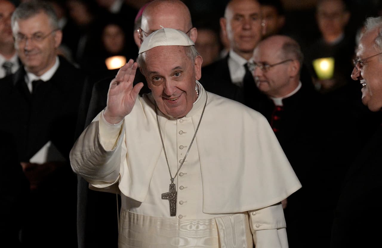 En una entrevista para la agencia DPA y retomada también por los diarios 
<b><a href="https://www.clarin.com/espectaculos/musica/gene-simmons-lider-kiss-despacho-papa_0_5p4Vta2pQ.html" target="_blank">El Clarín</a></b> y 
<b><a href="https://vanguardia.com.mx/articulo/gene-simmons-afirma-que-kiss-es-mas-importante-que-el-papa" target="_blank">Vanguardia</a></b>, Simmons dijo que Kiss es más importante que el sumo pontífice.