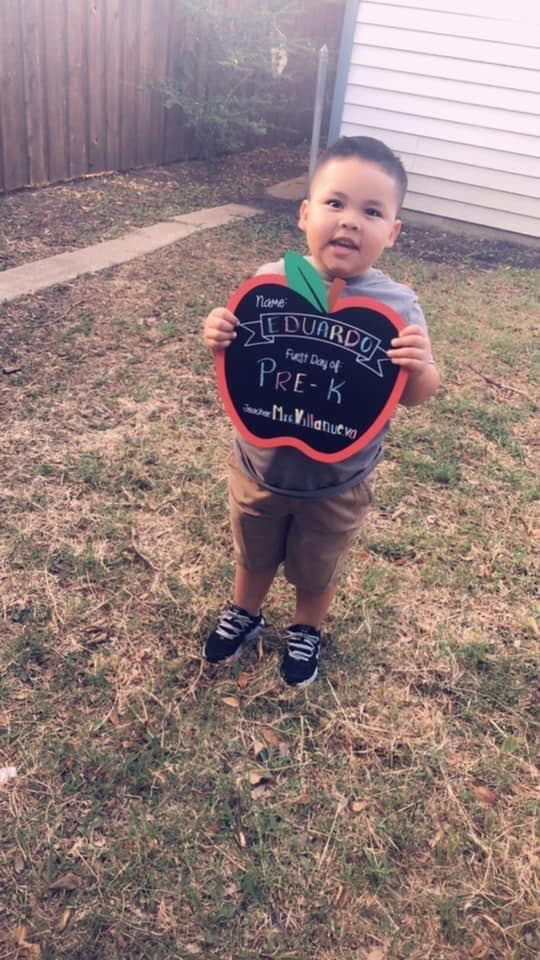 <a href="https://www.facebook.com/groups/coronavirusendallas/?source_id=117445451647385" target="_blank">En nuestro grupo de Facebook, Juntos Frente al Coronavirus en Dallas</a>, los televidentes compartieron las fotografías de sus hijos estudiando en su primer día de clases.
<br>