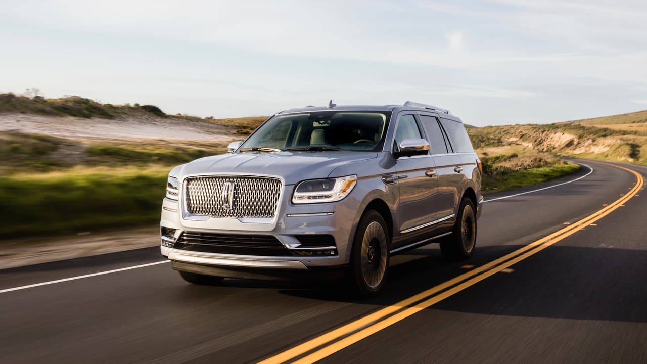 <h3 class="cms-h3-H3">Datos técnicos de la Lincoln Navigator 2018:</h3>
<br>
<table> 
 <tbody>
  <tr> 
   <td></td> 
   <td></td> 
  </tr> 
  <tr> 
   <td>Motor</td> 
   <td>V6 dobleturbo de 3.5 litros con inyección directa</td> 
  </tr> 
  <tr> 
   <td>Desplazamiento</td> 
   <td>3.5 litros</td> 
  </tr> 
  <tr> 
   <td>Potencia</td> 
   <td>450 caballos de fuerza @ 5,500 rpm</td> 
  </tr> 
  <tr> 
   <td>Torque</td> 
   <td>510 lb-pie @ 3,000 rpm </td> 
  </tr> 
  <tr> 
   <td>Tracción</td> 
   <td>Tracción trasera. Tracción 4X4 opcional</td> 
  </tr> 
  <tr> 
   <td>Transmisión</td> 
   <td>Automática de 10 velocidades</td> 
  </tr> 
  <tr> 
   <td>Aceleración 0-60</td> 
   <td>5.2 segundos</td> 
  </tr> 
  <tr> 
   <td>Velocidad máxima</td> 
   <td>115 mph</td> 
  </tr> 
 </tbody>
</table>