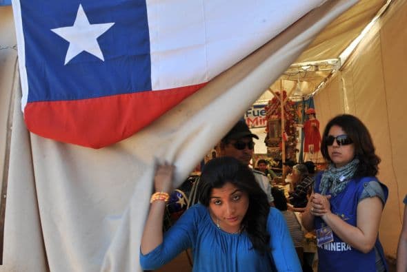 Pasado el mediodía del lunes, funcionarios de gobierno indicaron a reporteros en la mina que la primera perforadora está a 325 metros haciendo un hueco de 30 centímetros de diámetro.