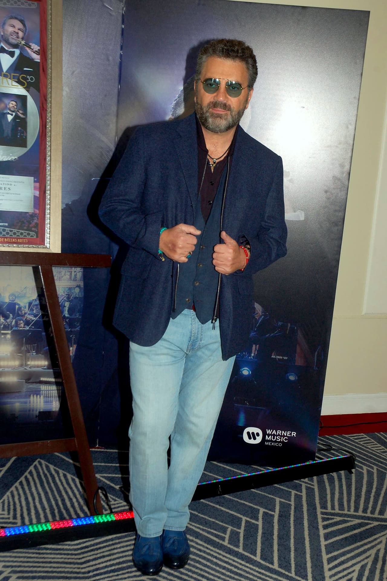 “Los Mijares con el gran Bosé en la F1”, escribió el intérprete de ’Soldado del amor’ y ‘Para amarnos más’ en una foto que los muestra disfrutando el Gran Premio de México.