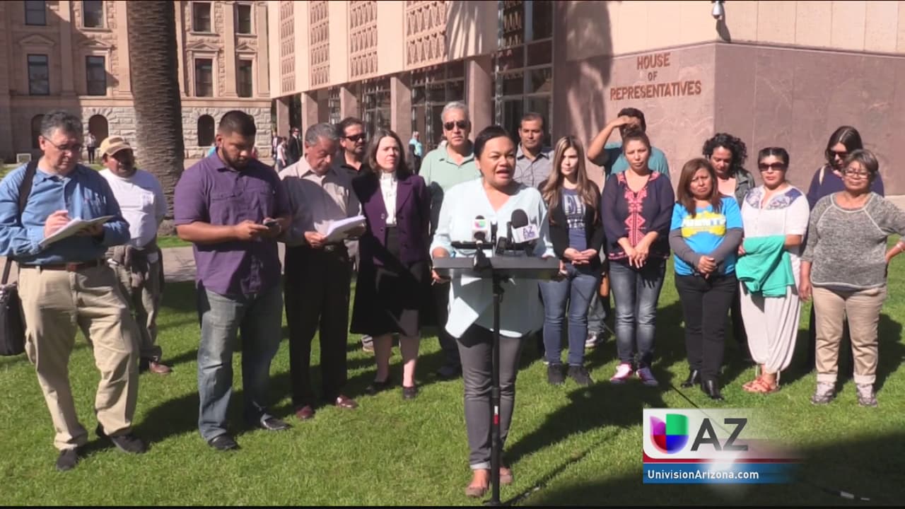 Propuestas de ley amenazan a los migrantes en Arizona