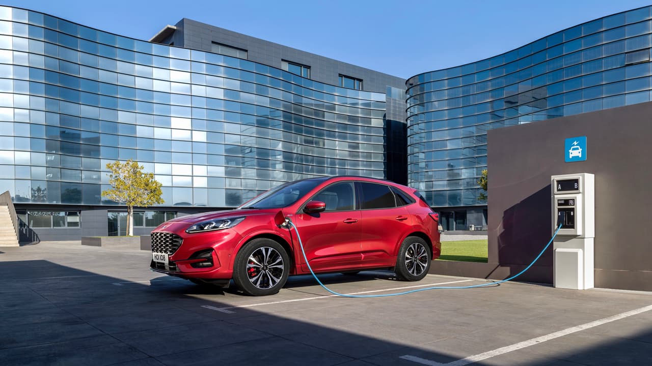 De hecho, con la nueva Ford Escape regresa la versión Escape Hybrid, un vehículo 
<b>híbrido convencional</b>, que como recordarán quienes están pendientes de los movimientos del mundo automotriz, fue el primer vehículo híbrido de Ford cuando debutó a finales de 2004 como modelo 2005, y también llega una versión 
<b>híbrida enchufable</b> o 
<i>plug-in</i>. 
<br>
<br>Sin dar muchos detalles sobre su tecnología Ford nos dice que la versión plug-in podrá recorrer hasta 
<b>30 millas en modo eléctrico,</b> y que en un cargador de Nivel 2 de 240 voltios podrá recargar su batería en 3 horas y media. El tren motriz híbrido de la Ford Escape híbrida plug-in ofrece cierta versatilidad al conductor al permitirle decidir cuando utilizar la energía eléctrica, o dejándole la elección al vehículo, gracias a cuatro modos de manejo: Auto EV, EV Now (ahora), EV Later (luego) y EV Charge (carga) que envía energía regenerada a la batería para su uso posterior.