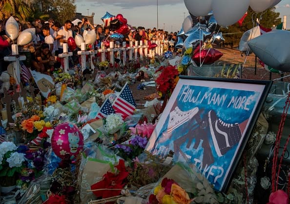 <b>Orden número 3: </b>Dentro de los sesenta días de esta orden, la Comisión de Aplicación de la Ley de Texas pondrá a disposición capacitación para educar a todos los agentes de la ley sobre las normas que se desarrollarán de conformidad con la orden número 1 y la orden número 2.